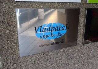 VladparaL õppekeskuse fassaadisilt